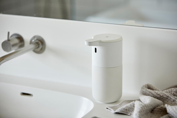 Nové bezdotykové dávkovače v 7 barvách od značky ZONE Denmark